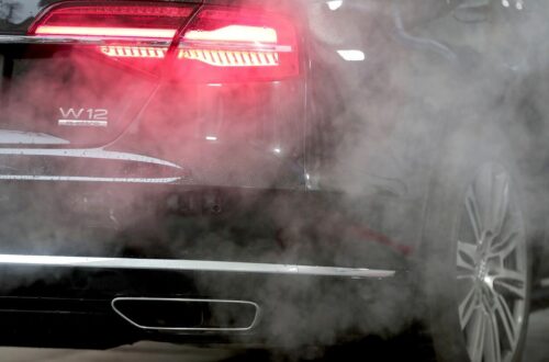 De Europese Unie versoepelt het verbod op verbrandingsauto's vanaf 2035 te midden van industrieel verzet