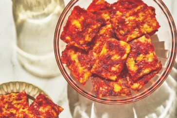 De kleurrijke en glutenvrije Italiaanse variant: pittige schiacciata uit Toscane