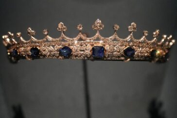 De schitterende wereld van koninklijke juwelen: een tentoonstelling te midden van een diefstal in Parijs