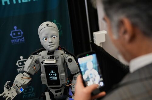 De Toekomst van Humanoïde Robots: Skepsis en Vooruitgang op de Silicon Valley Conferentie