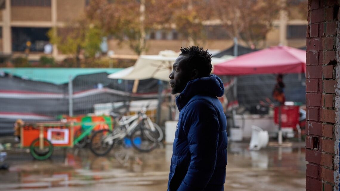 De uitzetting van migranten uit een verlaten schoolgebouw in Badalona