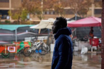 De uitzetting van migranten uit een verlaten schoolgebouw in Badalona