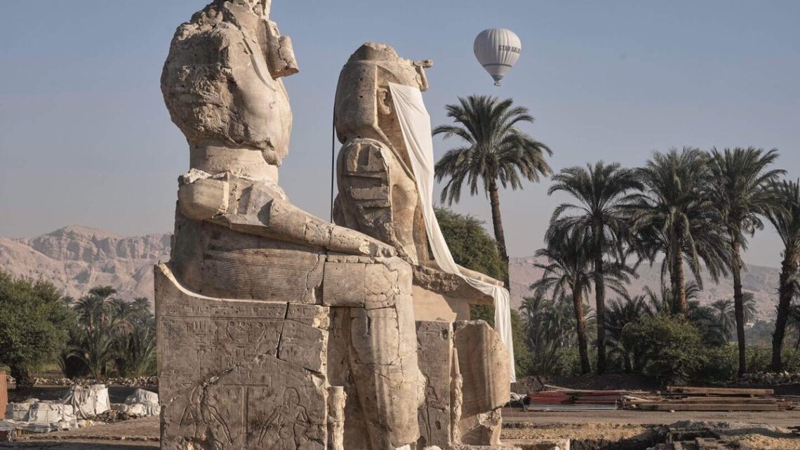 Egypte onthult gerestaureerde kolossale standbeelden van een farao in Luxor