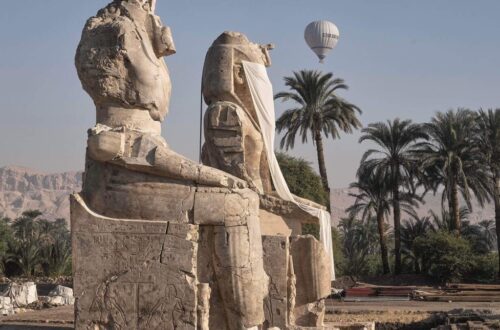 Egypte onthult gerestaureerde kolossale standbeelden van een farao in Luxor