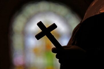 Grote schikkingen in de Verenigde Staten: Hoe de katholieke kerk zich onthoudt van aansprakelijkheid voor seksueel misbruik door geestelijken