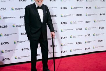 Het Verhaal van Dick Van Dyke: Een Eeuw Leven in de Spotlight