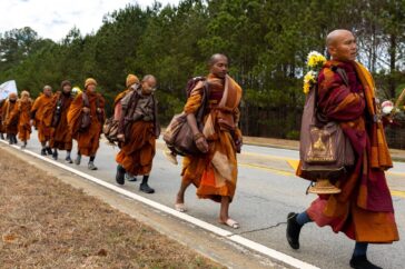 Hindoestanen wandelen voor vrede ondanks aanrijding: duizenden volgen via social media