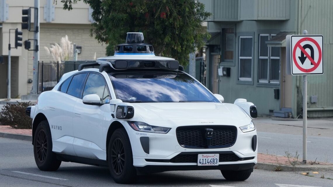 Hoe een autonome Waymo-voertuig zonder машину werd aangehouden door politie in Californië