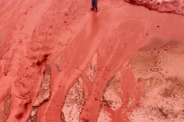 Hoe regenval het beroemde Rode Strand op Hormuz-eiland in Iran voor het eerst dit jaar verlicht