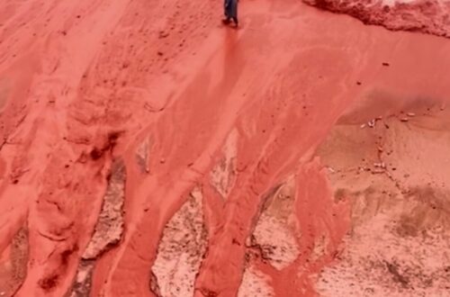 Hoe regenval het beroemde Rode Strand op Hormuz-eiland in Iran voor het eerst dit jaar verlicht