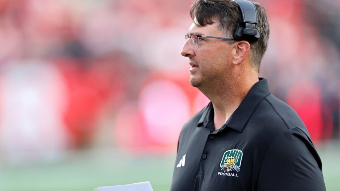 Ohio University ontslaat hoofdcoach Brian Smith wegens ernstig professioneel wangedrag