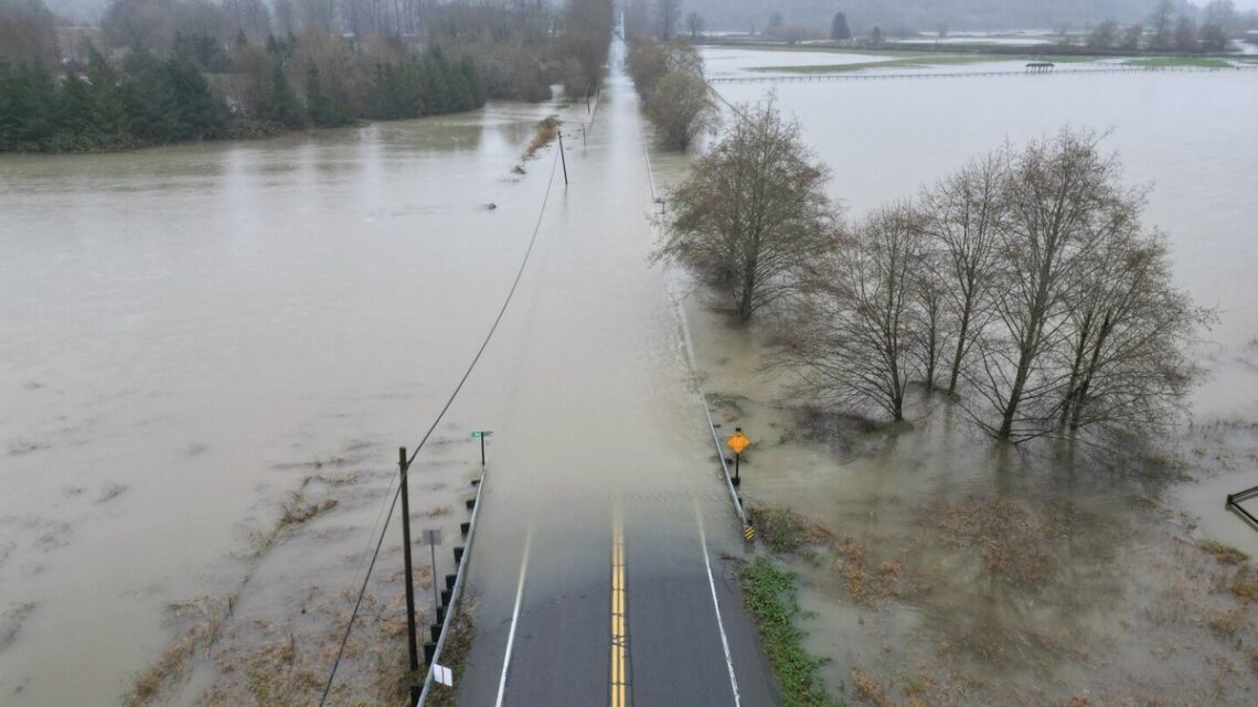Ongewone weersomstandigheden veroorzaken enorme regenval in het noordwesten van de VS