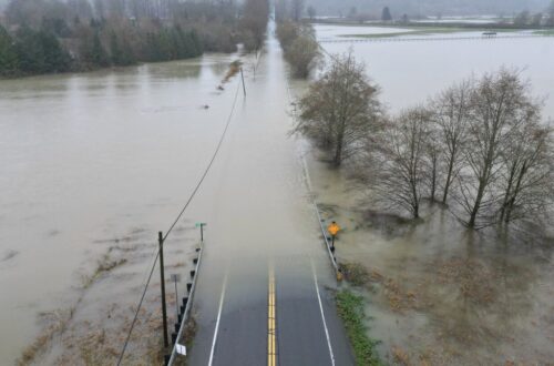 Ongewone weersomstandigheden veroorzaken enorme regenval in het noordwesten van de VS