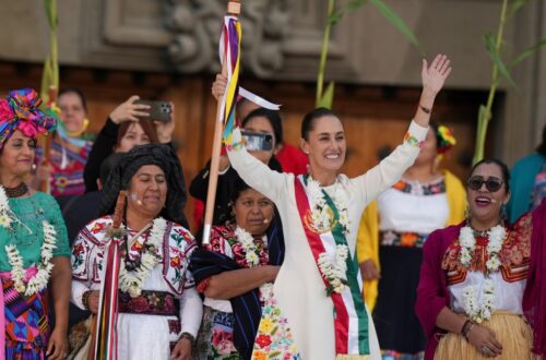 Ontmoet de inheemse vrouwen achter de meest stijlvolle looks van Mexicaans president Claudia Sheinbaum