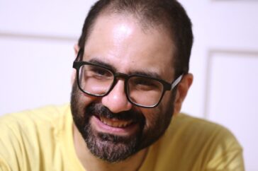 Oppositieleiders in het Verenigd Koninkrijk vragen om ontzegging van burgerschap voor mensenrechtenactivist wegens oude social mediaberichten