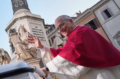 Paus Leo XIV viert kerst met een gebed voor vrede bij de Spaanse trappen
