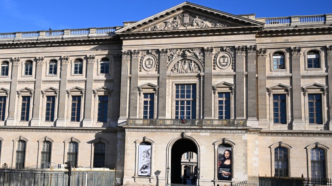 Staking bij het Louvre: Werkcondities en beveiligingsproblemen na een miljoenendiefstal