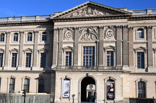 Staking bij het Louvre: Werkcondities en beveiligingsproblemen na een miljoenendiefstal