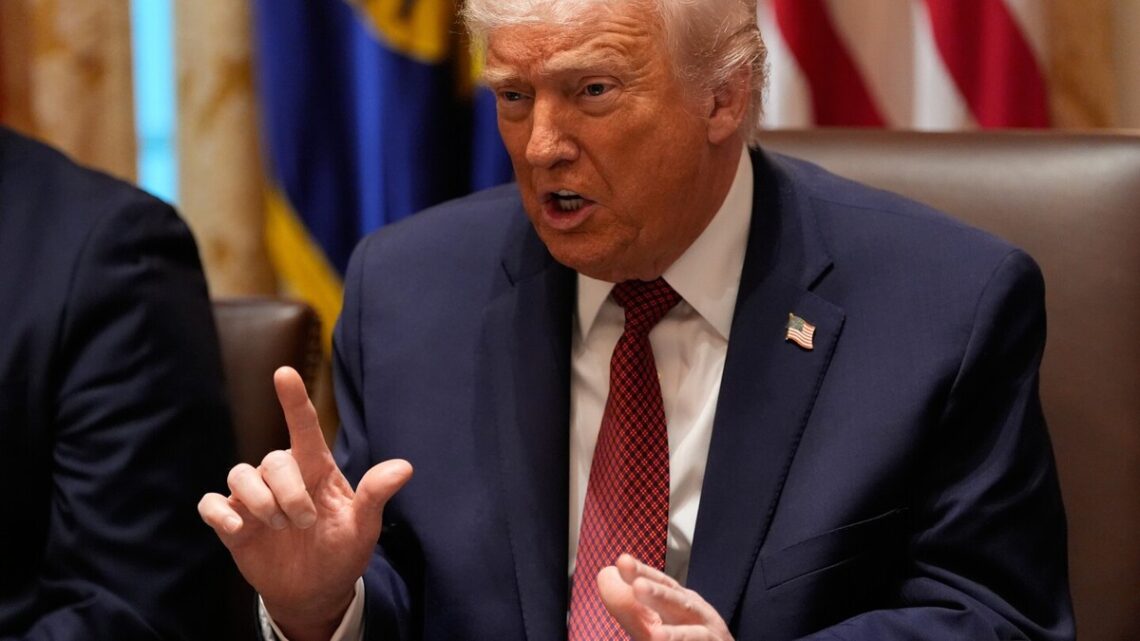 Trump meldt dat de VS een oliebunker bij de kust van Venezuela heeft in beslag genomen