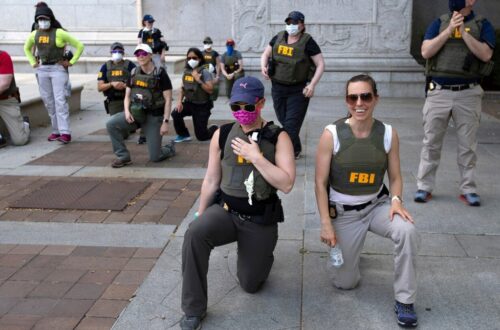 Twaalf voormalige FBI-agenten stappen naar de rechter om opnieuw in functie te worden gesteld na knielen tijdens protest voor raciale rechtvaardigheid