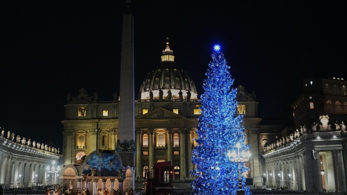 Vaticaanse kerstversiering onthuld: kerstboom en kerststal verwelkomd in Sint-Pietersplein