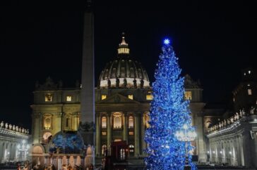 Vaticaanse kerstversiering onthuld: kerstboom en kerststal verwelkomd in Sint-Pietersplein