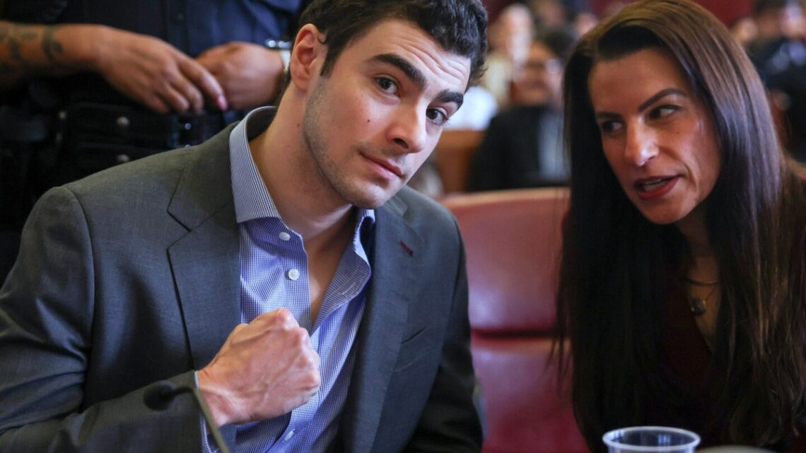 Verzamelbewijs en controverse rond de arrestatie van Luigi Mangione in de zaak van de moord op een topfunctionaris van UnitedHealthcare