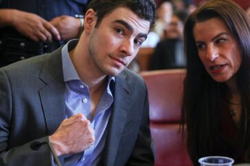 Verzamelbewijs en controverse rond de arrestatie van Luigi Mangione in de zaak van de moord op een topfunctionaris van UnitedHealthcare