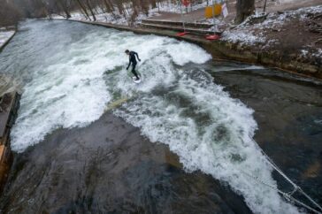 Waarom de discussie over surfen in het Engelse Park in München is opgelaaid nadat de stad een wave-genererende installatie heeft verwijderd