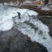 Waarom de discussie over surfen in het Engelse Park in München is opgelaaid nadat de stad een wave-genererende installatie heeft verwijderd
