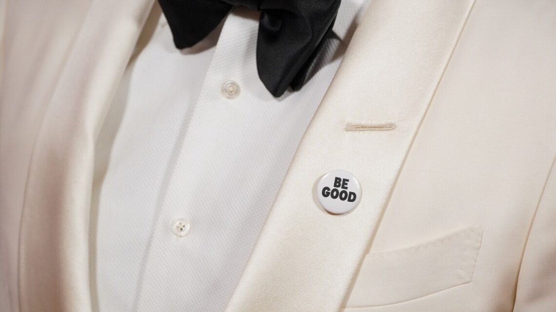 Bekende personen gebruiken pins tegen ICE tijdens de Golden Globes-uitreiking