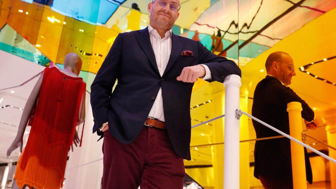 CEO van Saks stapt op terwijl luxe retailer worstelt met zware schuldenlast