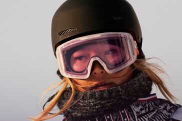 Chloe Kim, tweevoudig olympisch kampioen, verwondt schouder en probeert optimistisch te blijven voor de Olympische Spelen in Italië