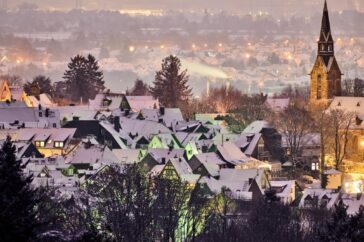 Europa wordt getroffen door sneeuw en ijs: chaos, ongelukken en reisbeperkingen