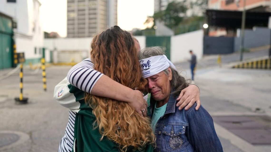 Familieleden van gedetineerden in Venezuela wachten gespannen op beloofde vrijlatingen