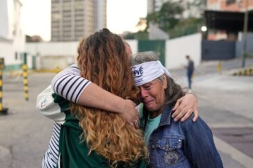 Familieleden van gedetineerden in Venezuela wachten gespannen op beloofde vrijlatingen