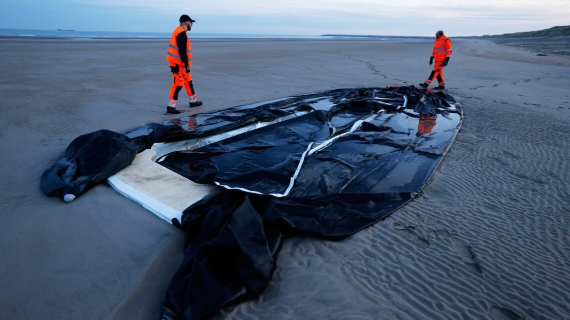 Frankrijk verbiedt Britse extreemrechtse activisten die migrantschepen aanvallen