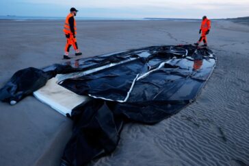 Frankrijk verbiedt Britse extreemrechtse activisten die migrantschepen aanvallen