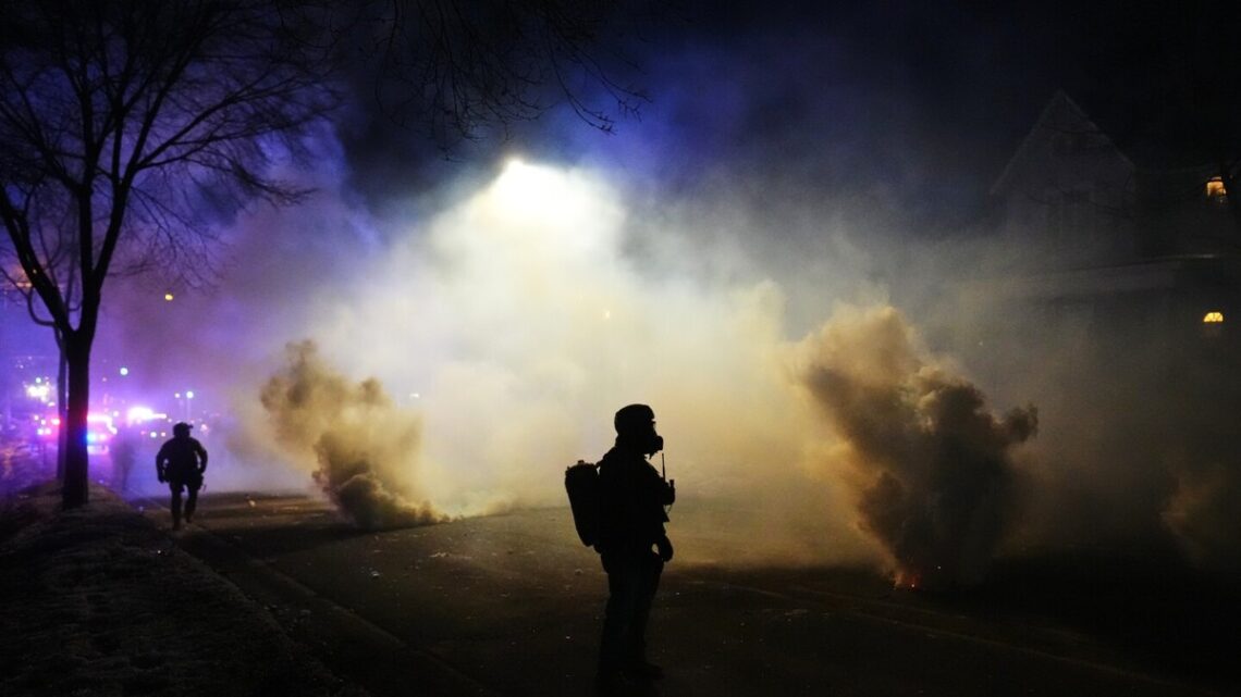 Geweld en onrust tijdens politie-invallen in Minneapolis: wat is er gebeurd?