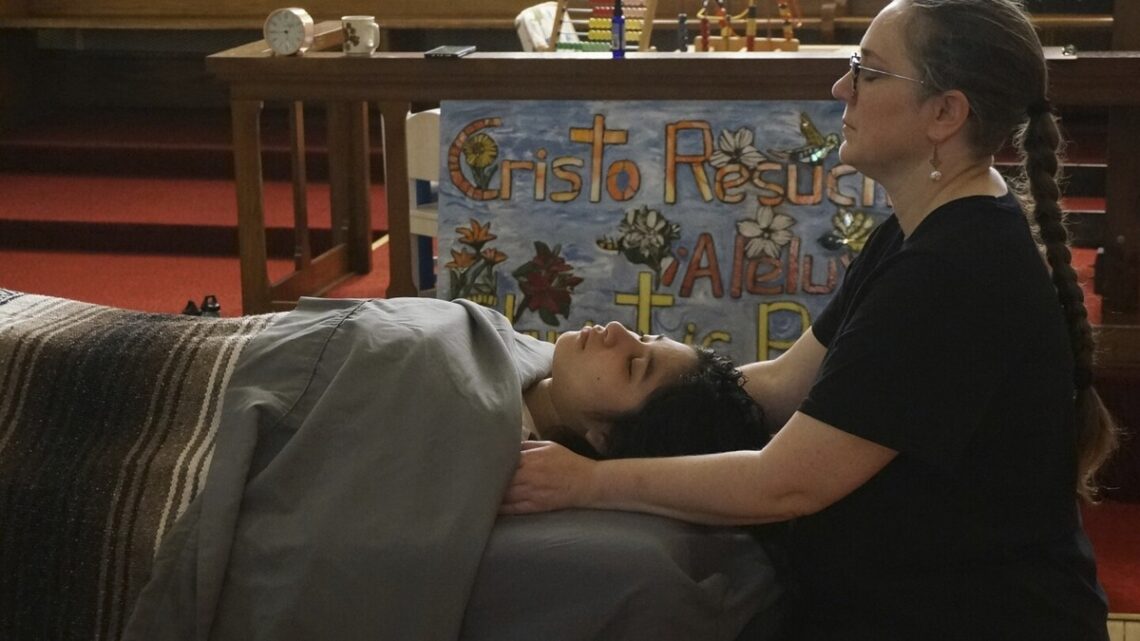 Gezondheid en hoop in een Minnesota-kerkschool: Acupunctuur en welzijnsprogramma's voor migranten