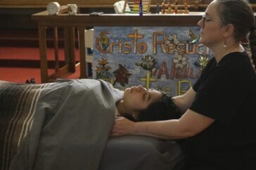 Gezondheid en hoop in een Minnesota-kerkschool: Acupunctuur en welzijnsprogramma's voor migranten