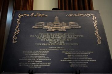 Het Vergeten van een Iconisch Herdenkingssymbool: De Plaquette over 6 Januari