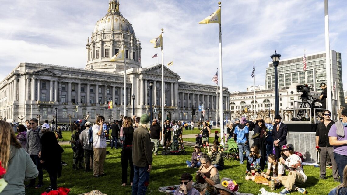 Honderden fans vieren het leven van legendarische gitarist Bob Weir in San Francisco