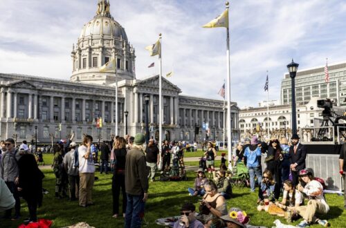 Honderden fans vieren het leven van legendarische gitarist Bob Weir in San Francisco