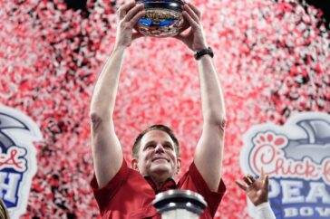 Indiana Versterkt zijn Dominantie in de CFP met Overweldigende 56-22 winst in de Peach Bowl en Bereidt zich Voor op Miami