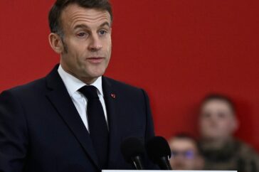 Macron’s Lachende Toespraak over een Onschadelijke Oogaandoening tijdens Bezoek aan Marinebasis