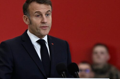 Macron’s Lachende Toespraak over een Onschadelijke Oogaandoening tijdens Bezoek aan Marinebasis