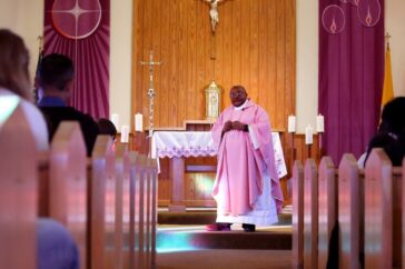 Nieuwe DHS-regel streeft ernaar om wachttijden voor visa in het buitenland voor religieuze werknemers te verkorten