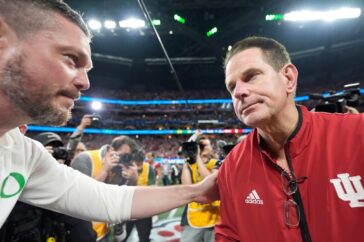 Oregon Ducks onderuit in de Peach Bowl: een desastreus begin en een overrompeling door Indiana