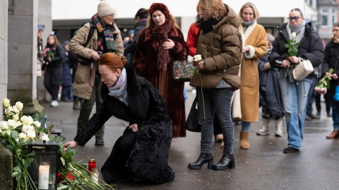 Paus probeert families te troosten van jonge Italiaanse slachtoffers na de brand in Zwitserse Alpen